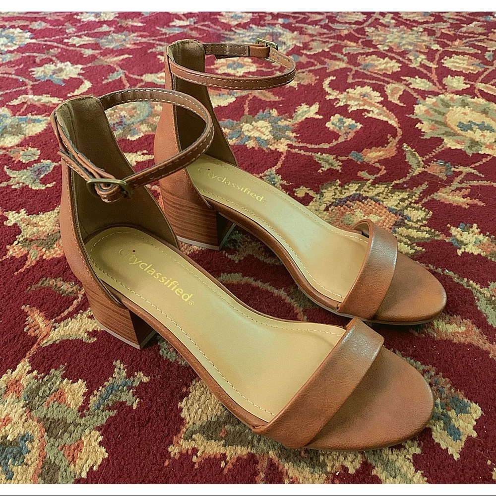 🆕 Tan heels 😍 - Picture 2 of 5